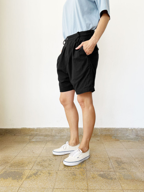 שורטס פנסים בצבע שחור