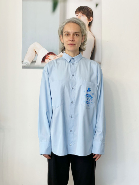 חולצת ״מאמא״ מכופתרת בצבע תכלת