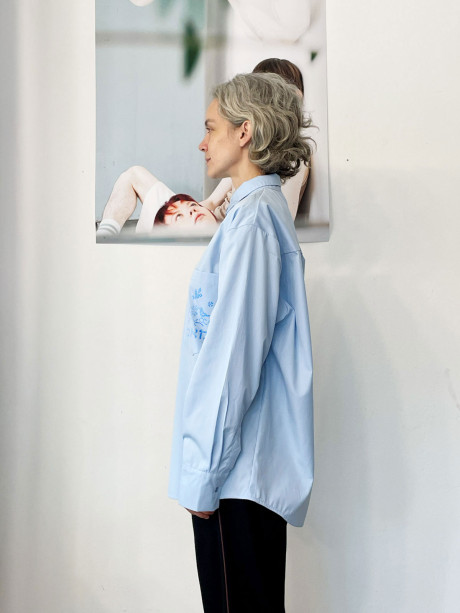 חולצת ״מאמא״ מכופתרת בצבע תכלת