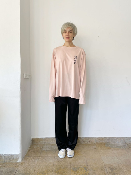 טי ורודה עם דמות תל אביבית