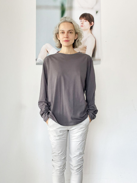 טי מטוס בצבע אפור