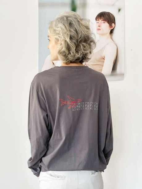 טי מטוס בצבע אפור