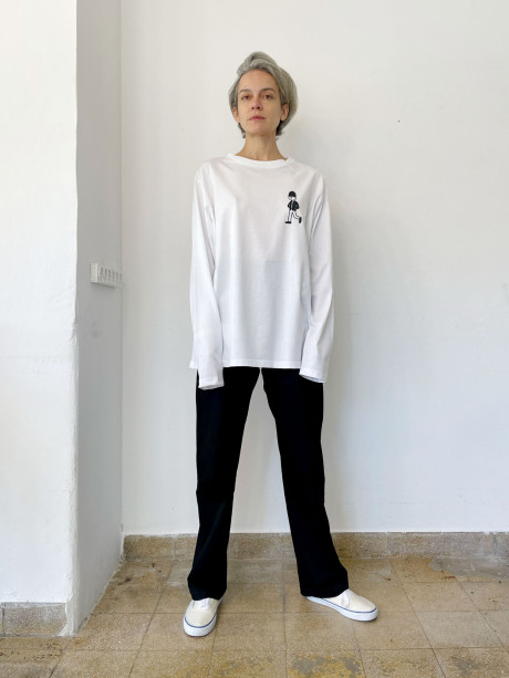 טי לבנה עם דמות תל אביבית