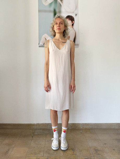 שמלת קומבניזון בצבע פנינה