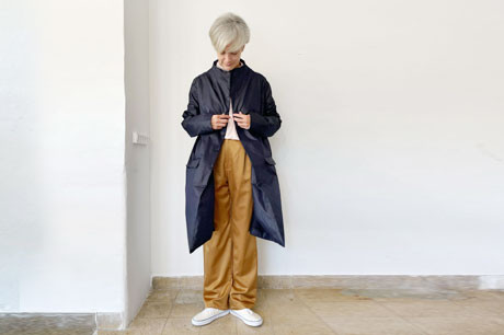 מעיל גשם בצבע כחול כהה