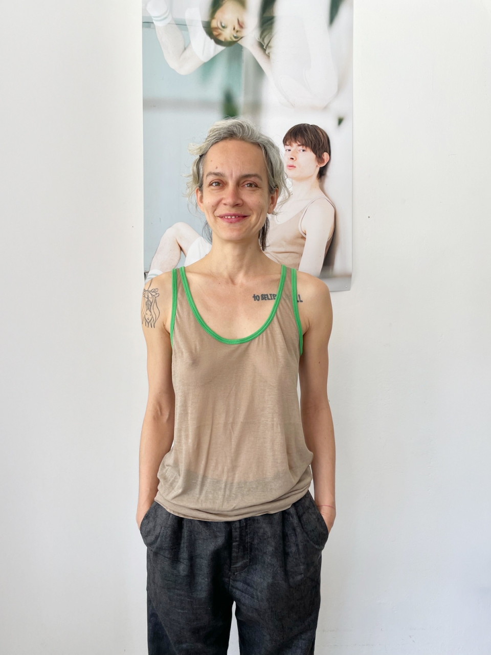 גופיית סבא בצבע חום בהיר עם סיומות בירוק