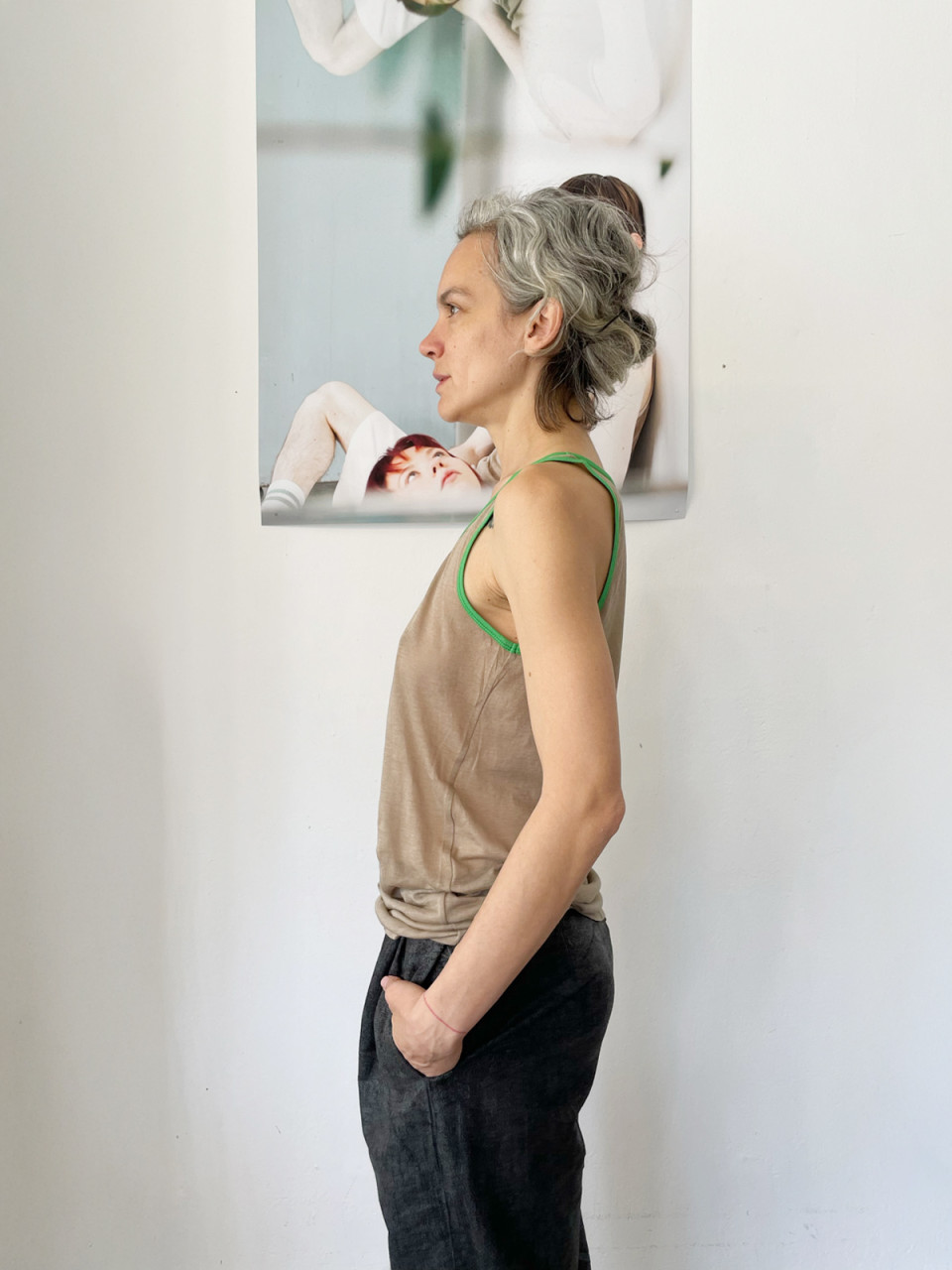 גופיית סבא בצבע חום בהיר עם סיומות בירוק