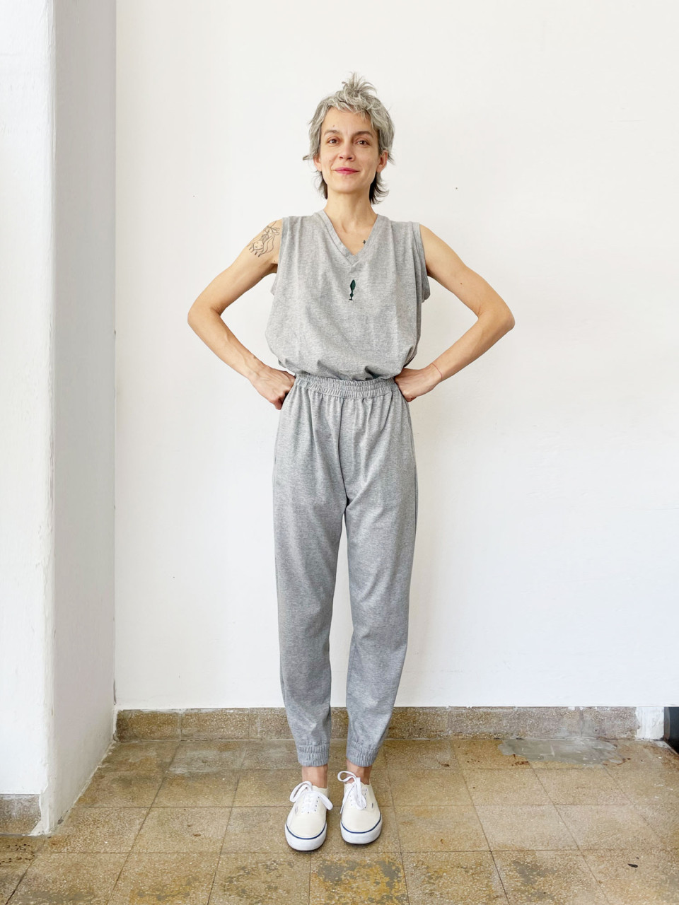 מכנסי טריינינג בצבע אפור מלנז׳