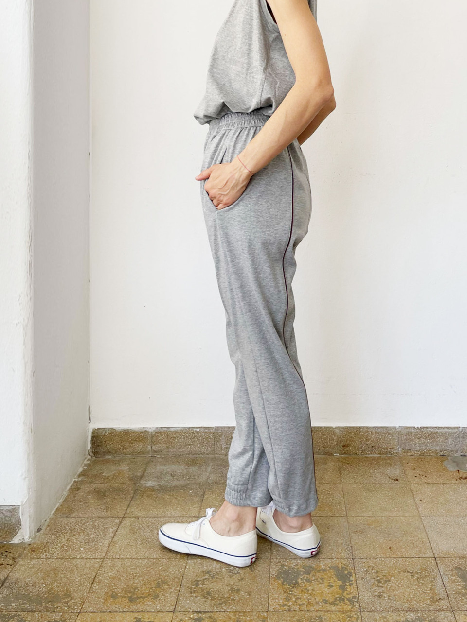 מכנסי טריינינג בצבע אפור מלנז׳