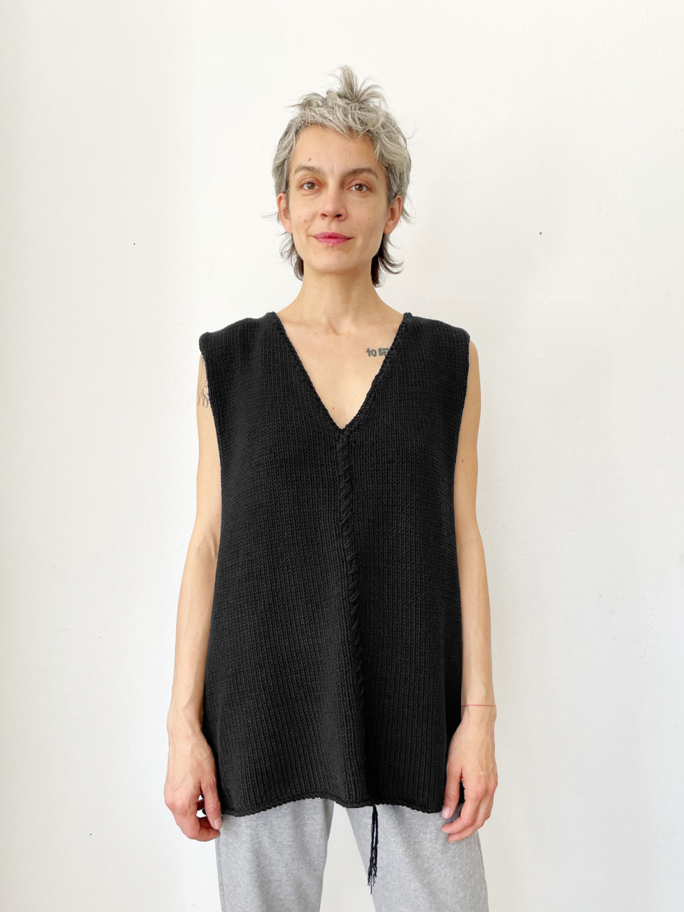 ווסט יחודי בצבע שחור עשוי בעבודת יד