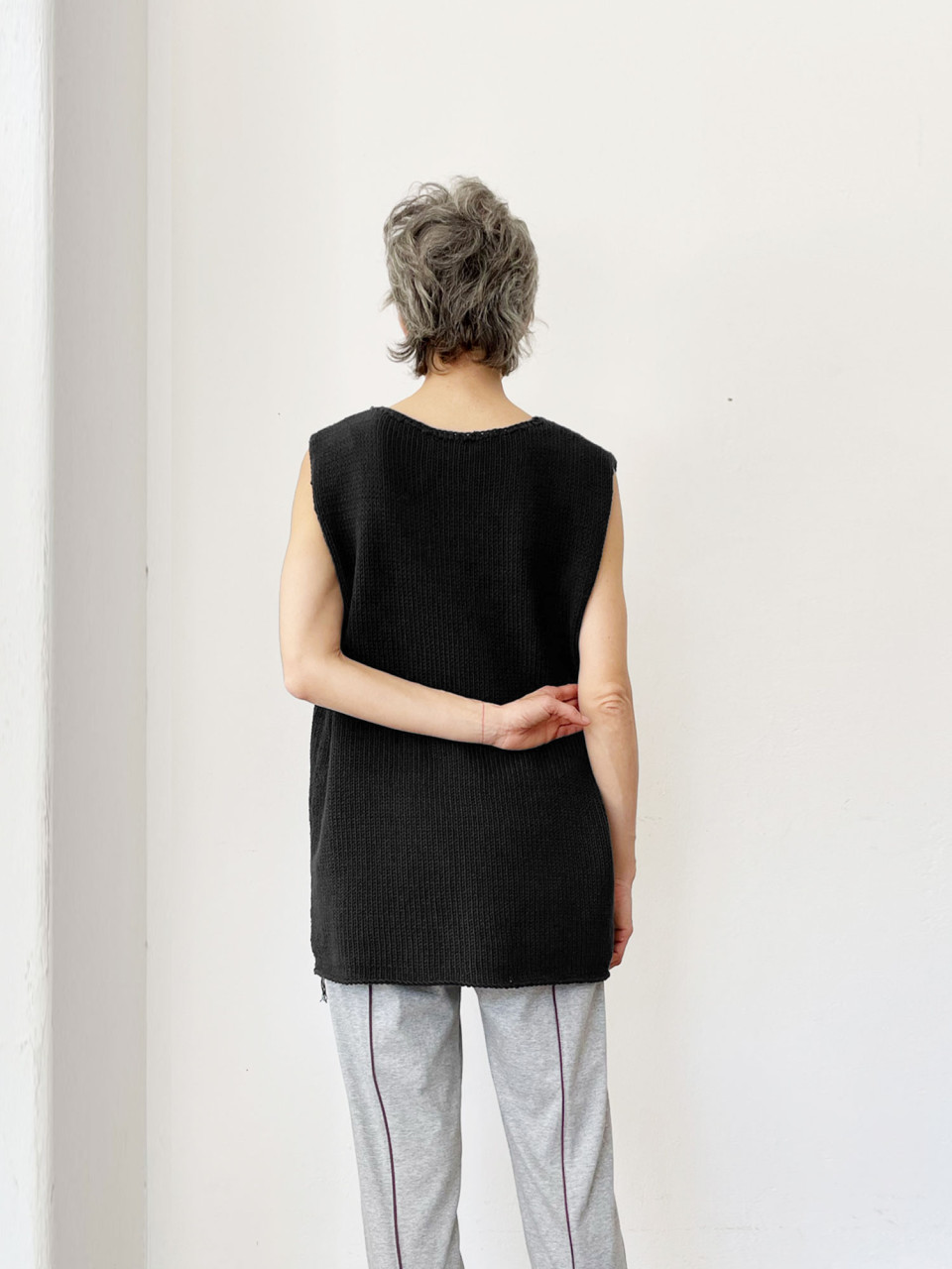 ווסט יחודי בצבע שחור עשוי בעבודת יד