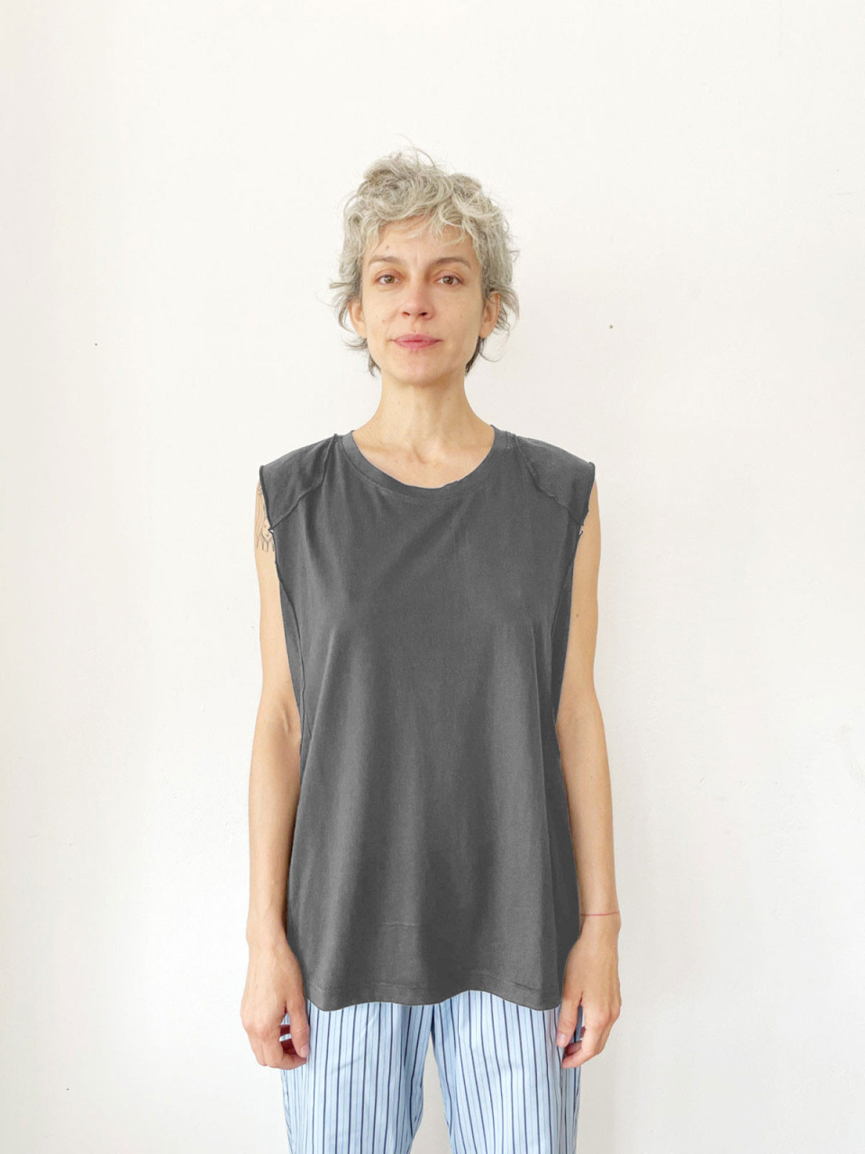 גופיית קולז׳ אפורה