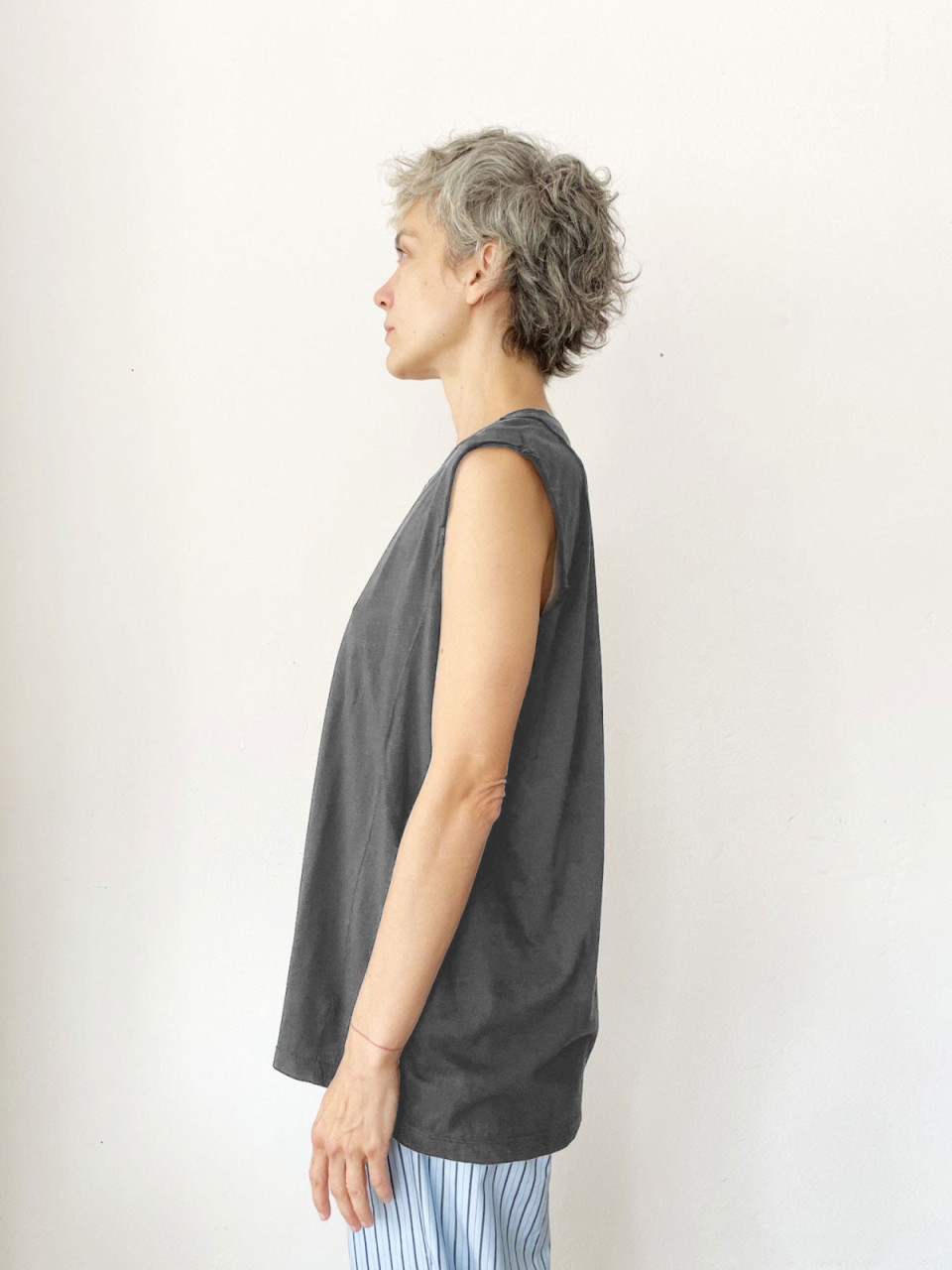 גופיית קולז׳ אפורה