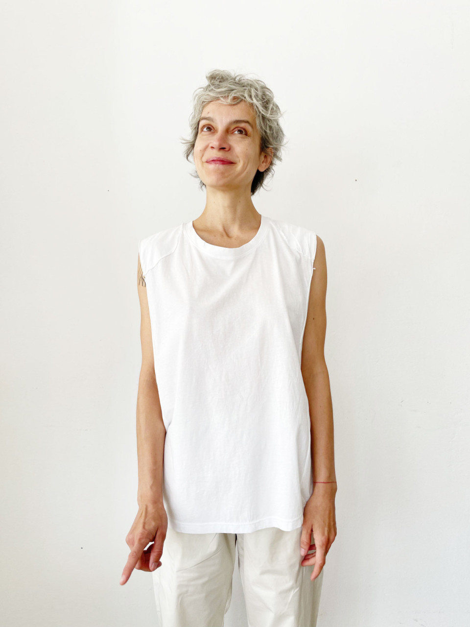 גופיית קולז׳ בצבע לבן