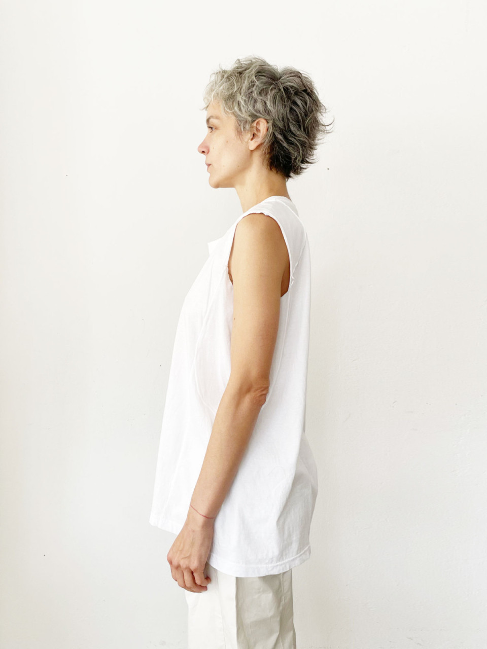 גופיית קולז׳ בצבע לבן