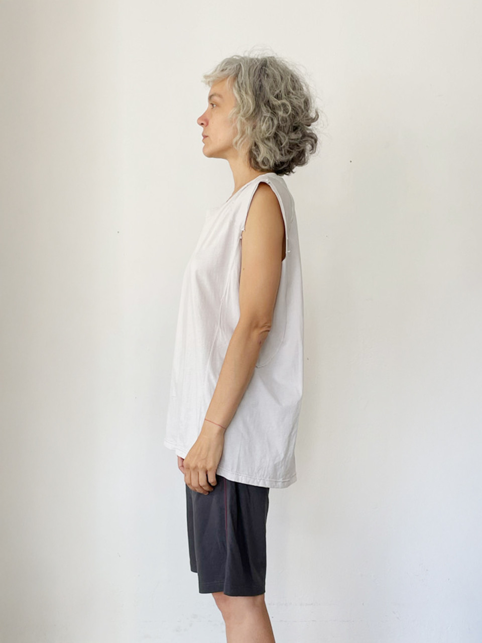גופיית קולז׳ בצבע אבן