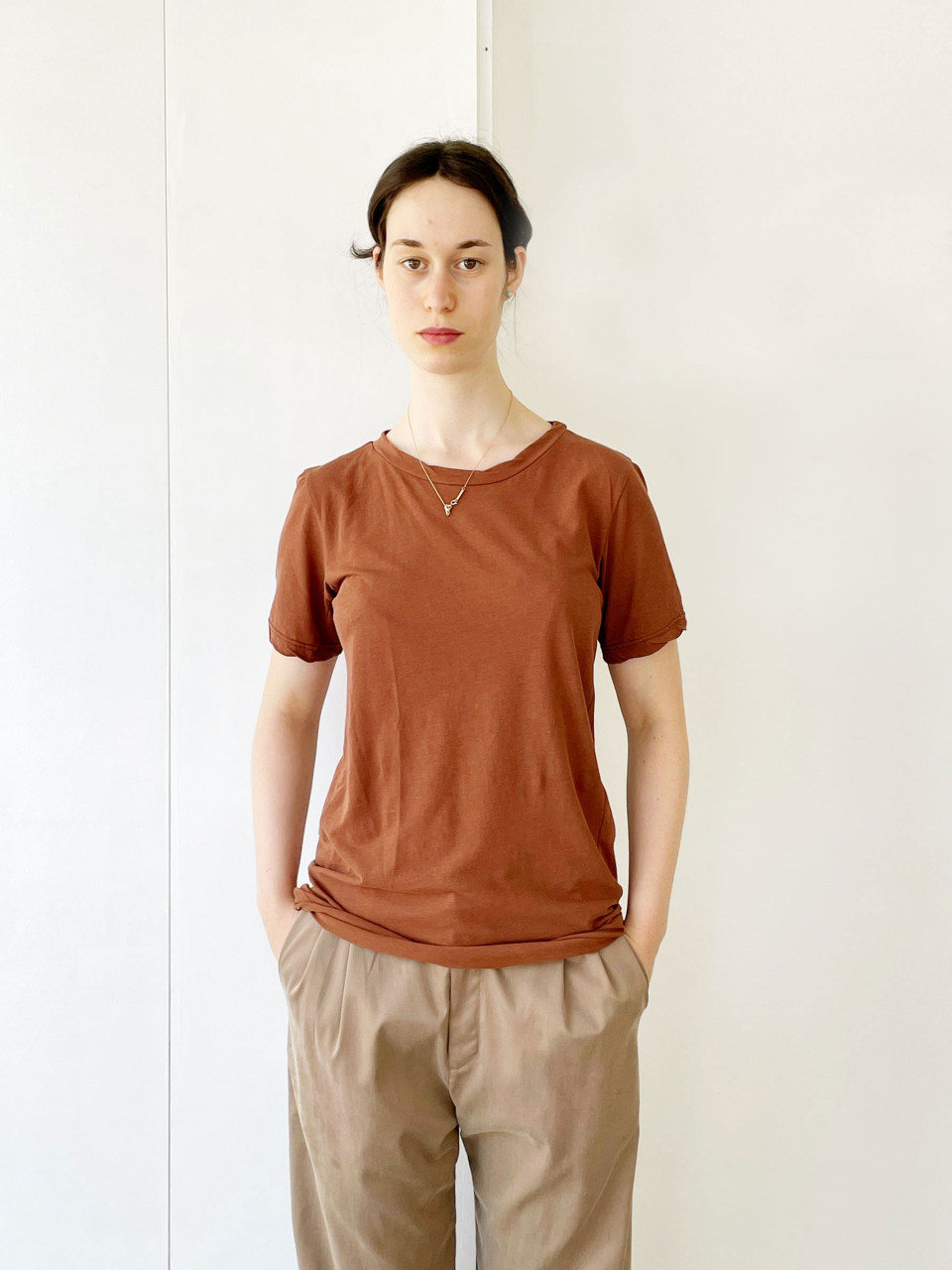 בייסיק טי שרט עם שרוולים קצרים בצבע חום/חמרה