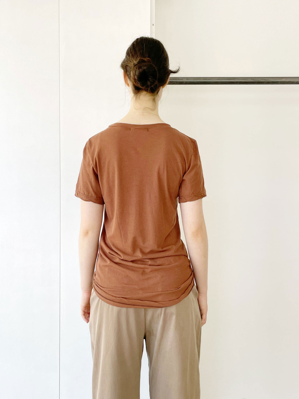 בייסיק טי שרט עם שרוולים קצרים בצבע חום/חמרה