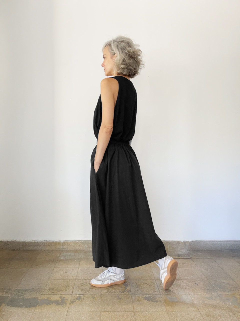 חצאית חצי שמש שחורה