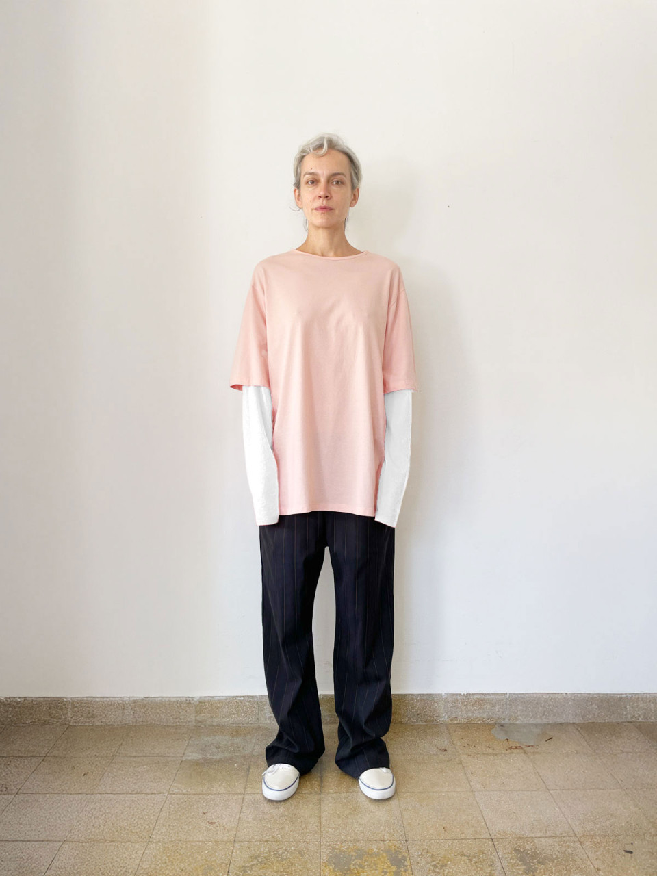 טי שרט ורודה עם שרוולים לבנים כפולים