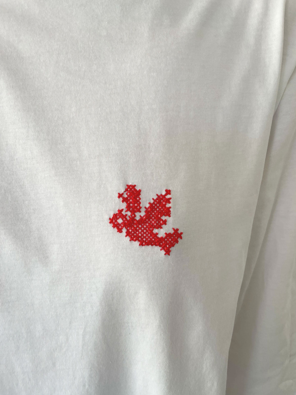 טי לבנה עם ציפור