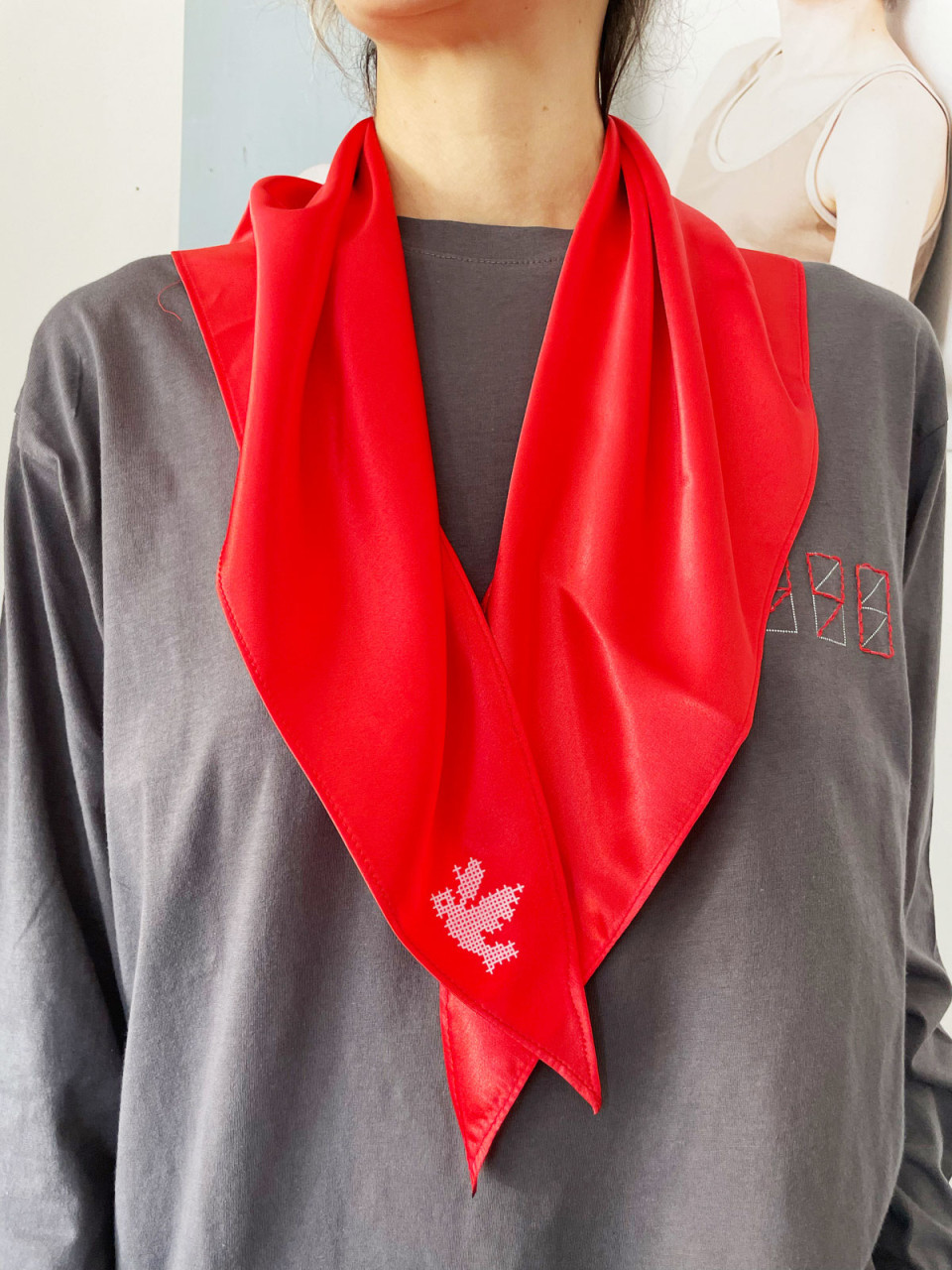 מטפחת ״מאמא״ בצבע אדום