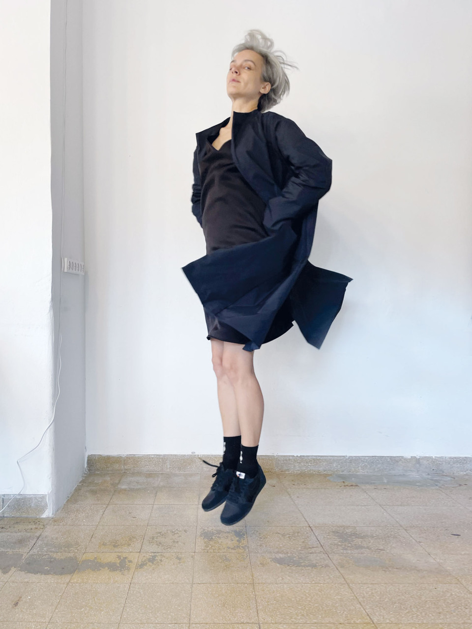 מעיל גשם בצבע כחול כהה