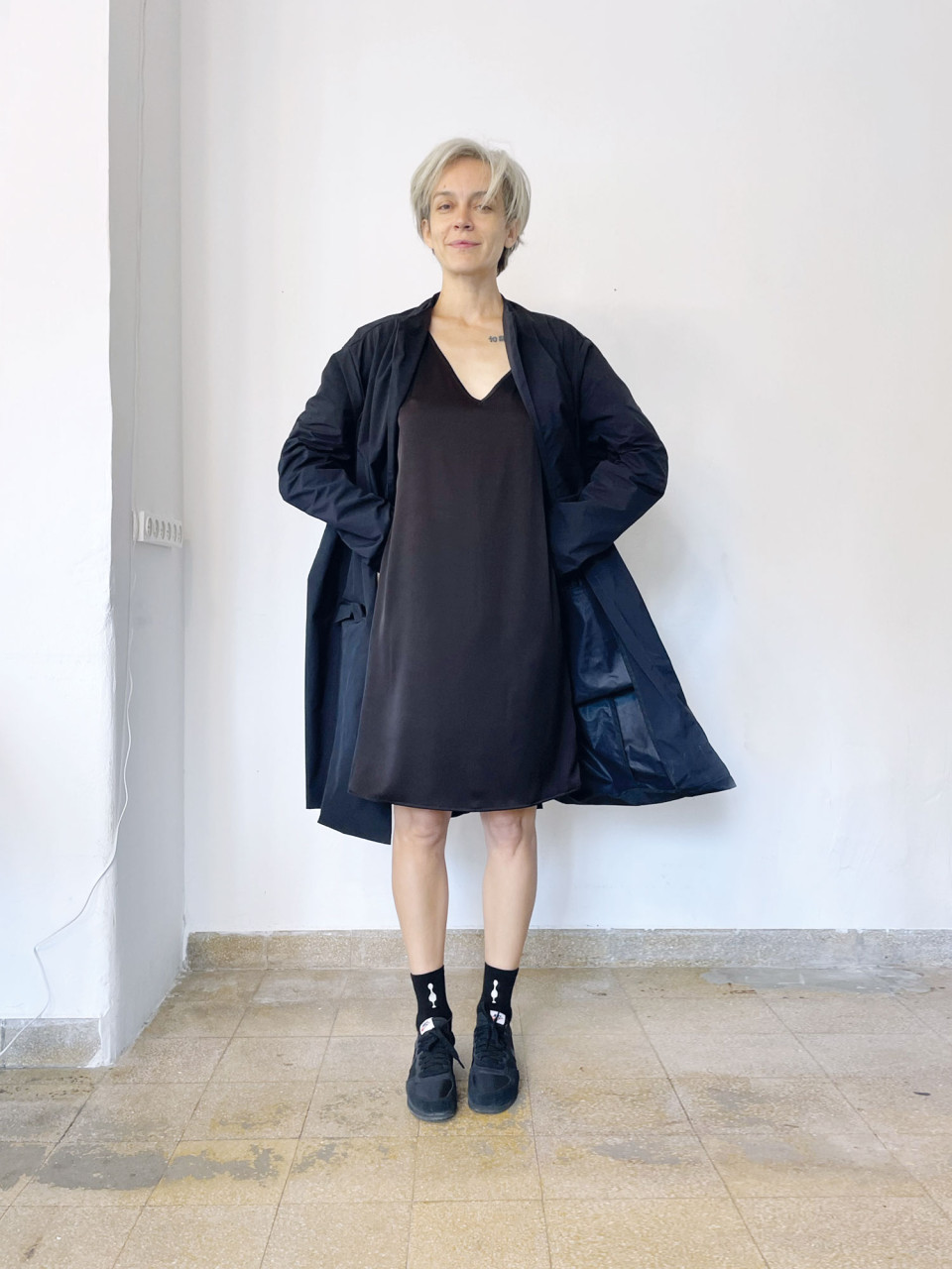 מעיל גשם בצבע כחול כהה