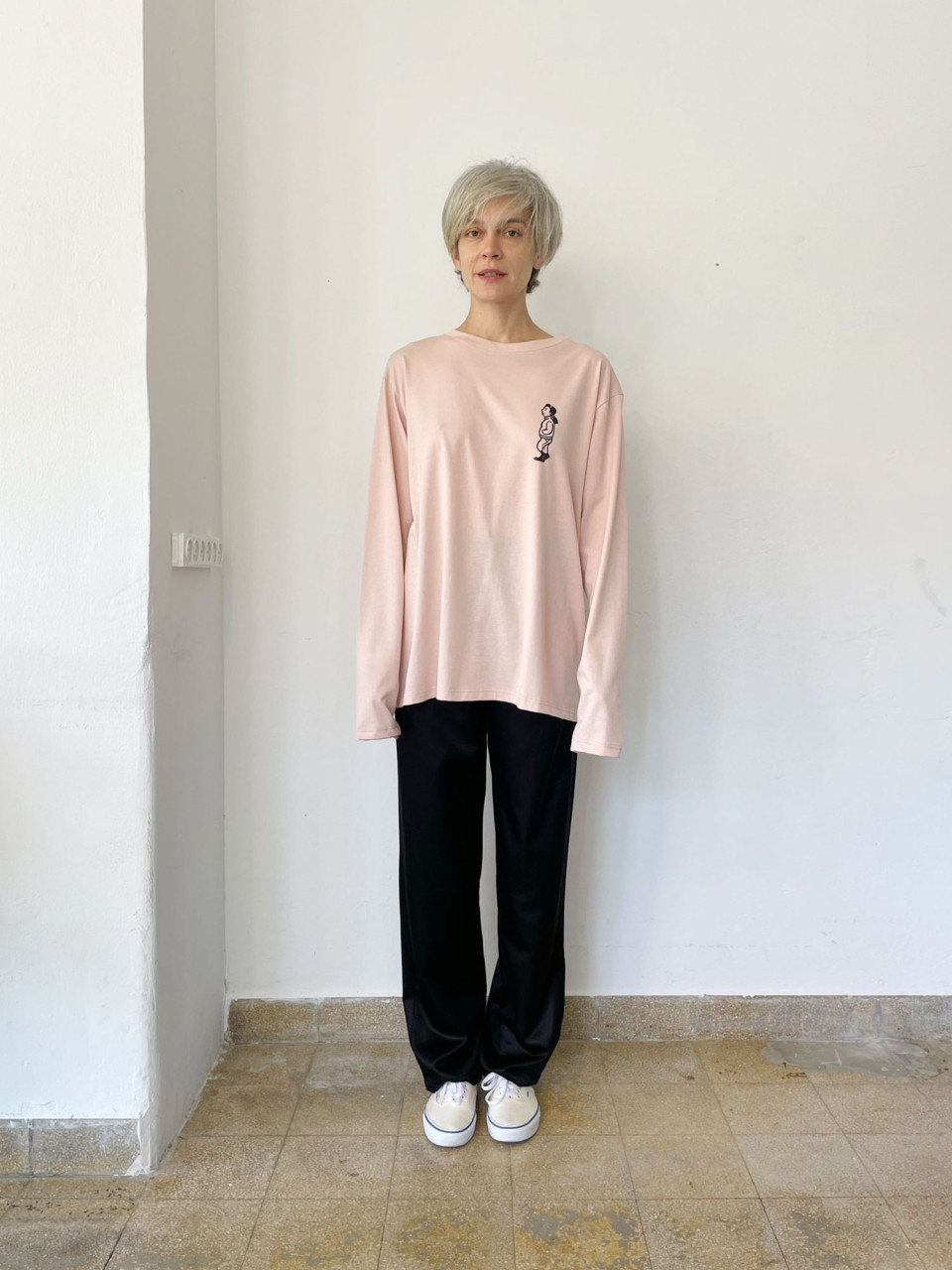 טי ורודה עם דמות תל אביבית