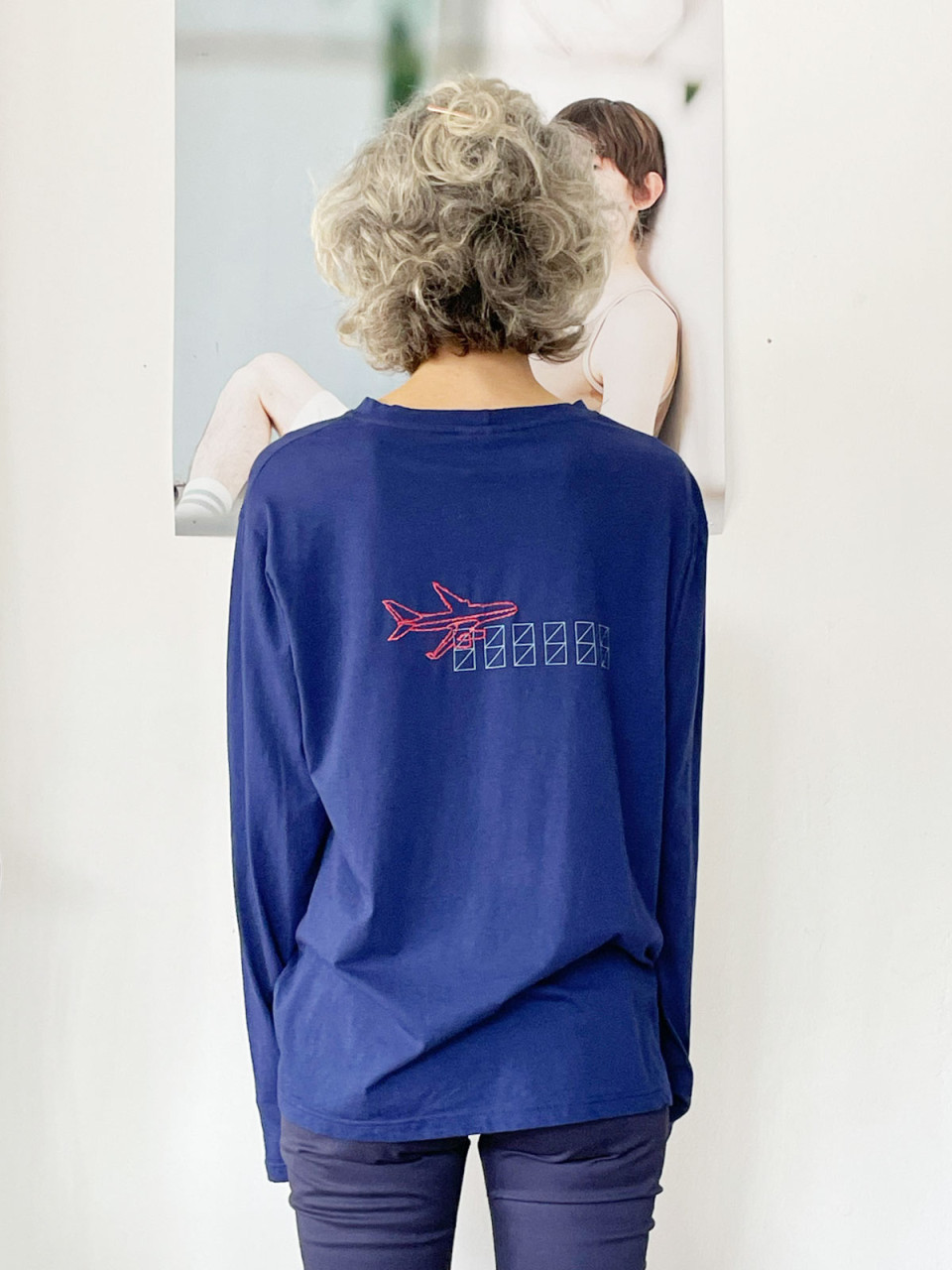 טי מטוס בצבע כחול