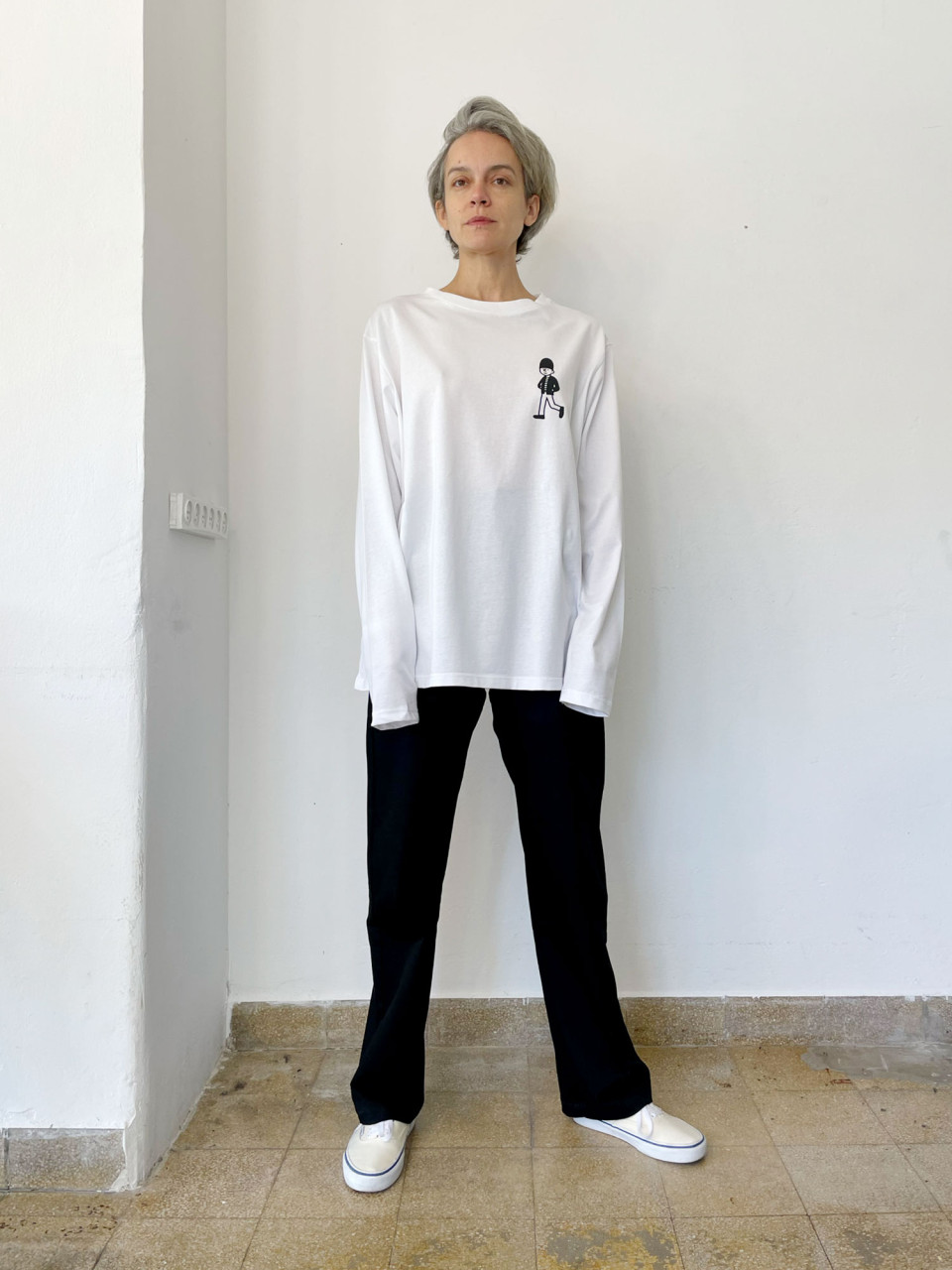 טי לבנה עם דמות תל אביבית