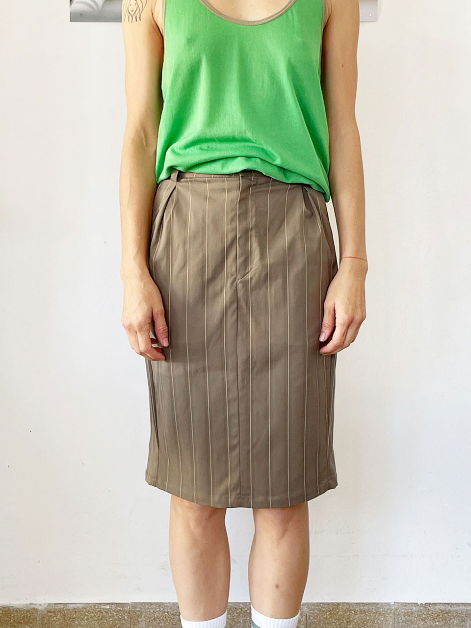 חצאית עיפרון בצבע חול עם פסי סיכה