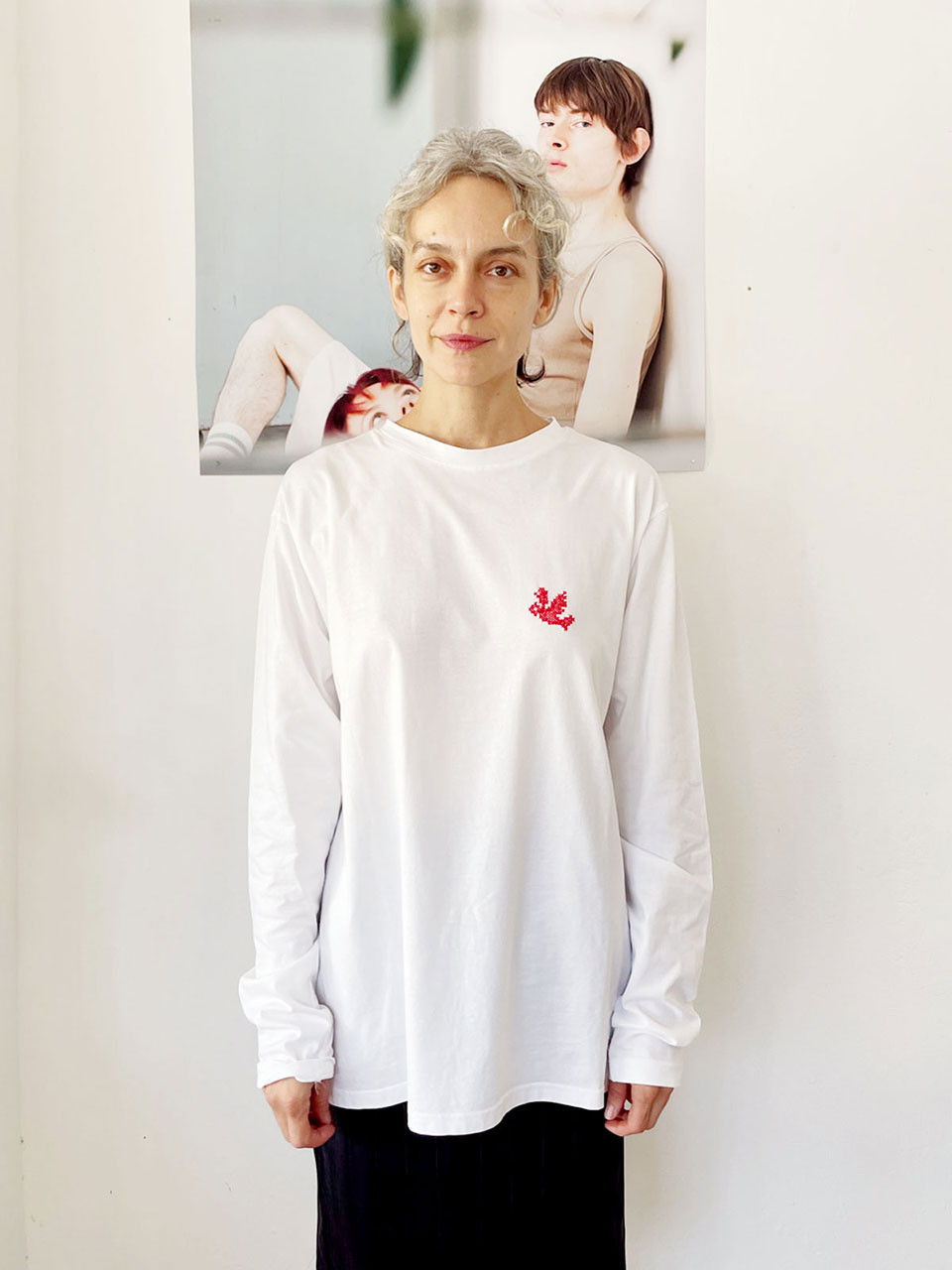 טי לבנה עם ציפור