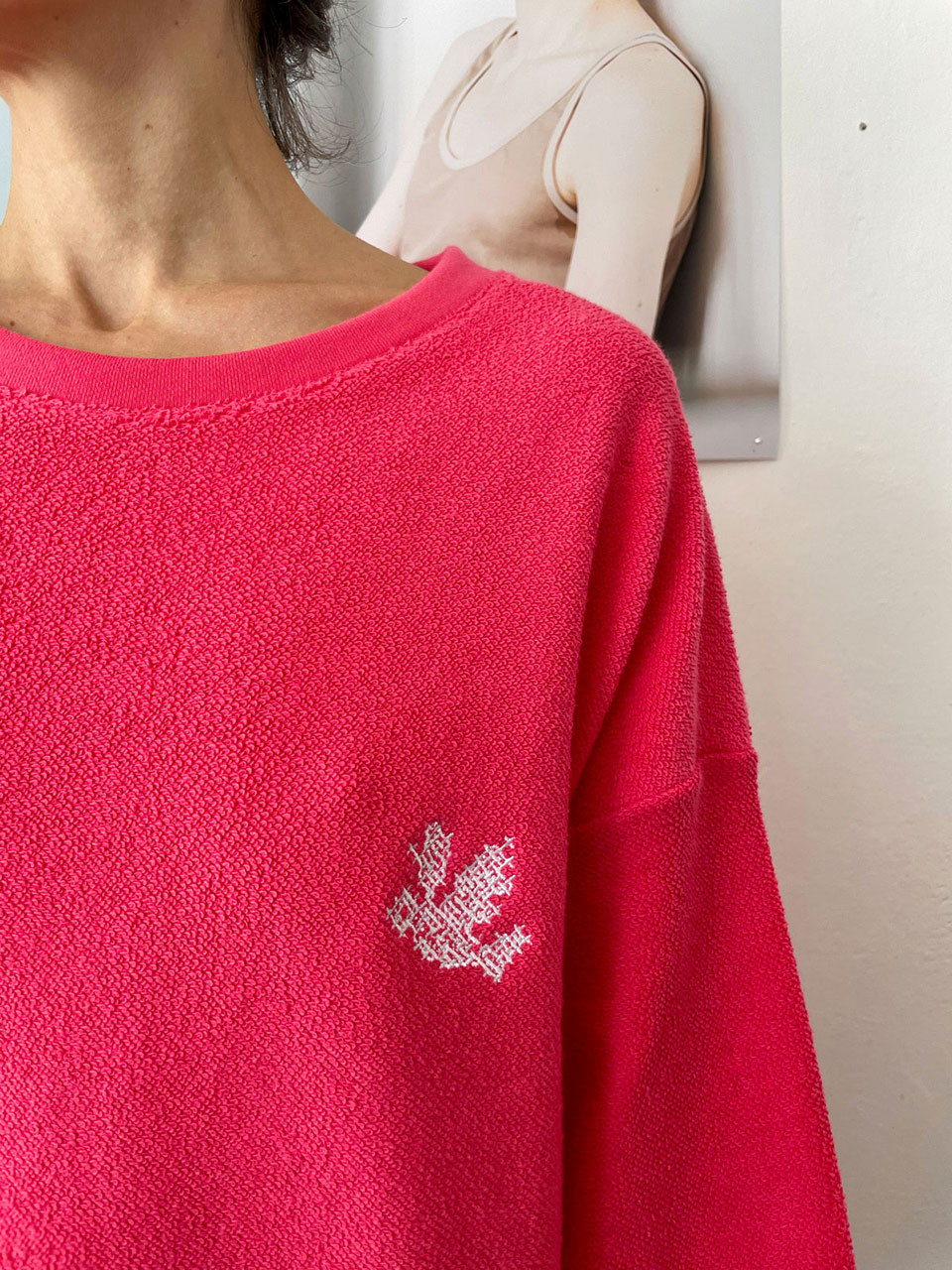 סווטשירט ורוד עם ריקמת ציפור 