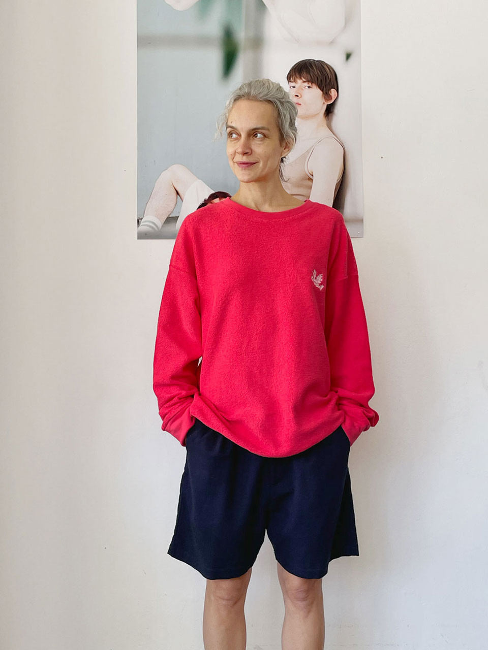 סווטשירט ורוד עם ריקמת ציפור 